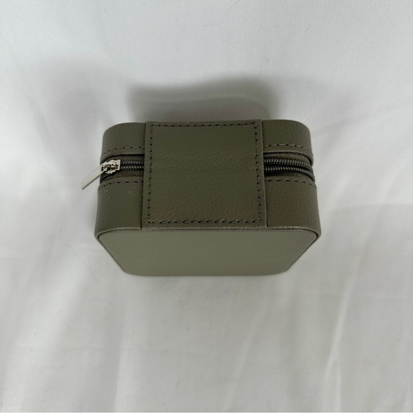 Vlando - Macaron - Portable Travel Jewelry Gray Zippered Box - NWOT - Picture 4 of 4